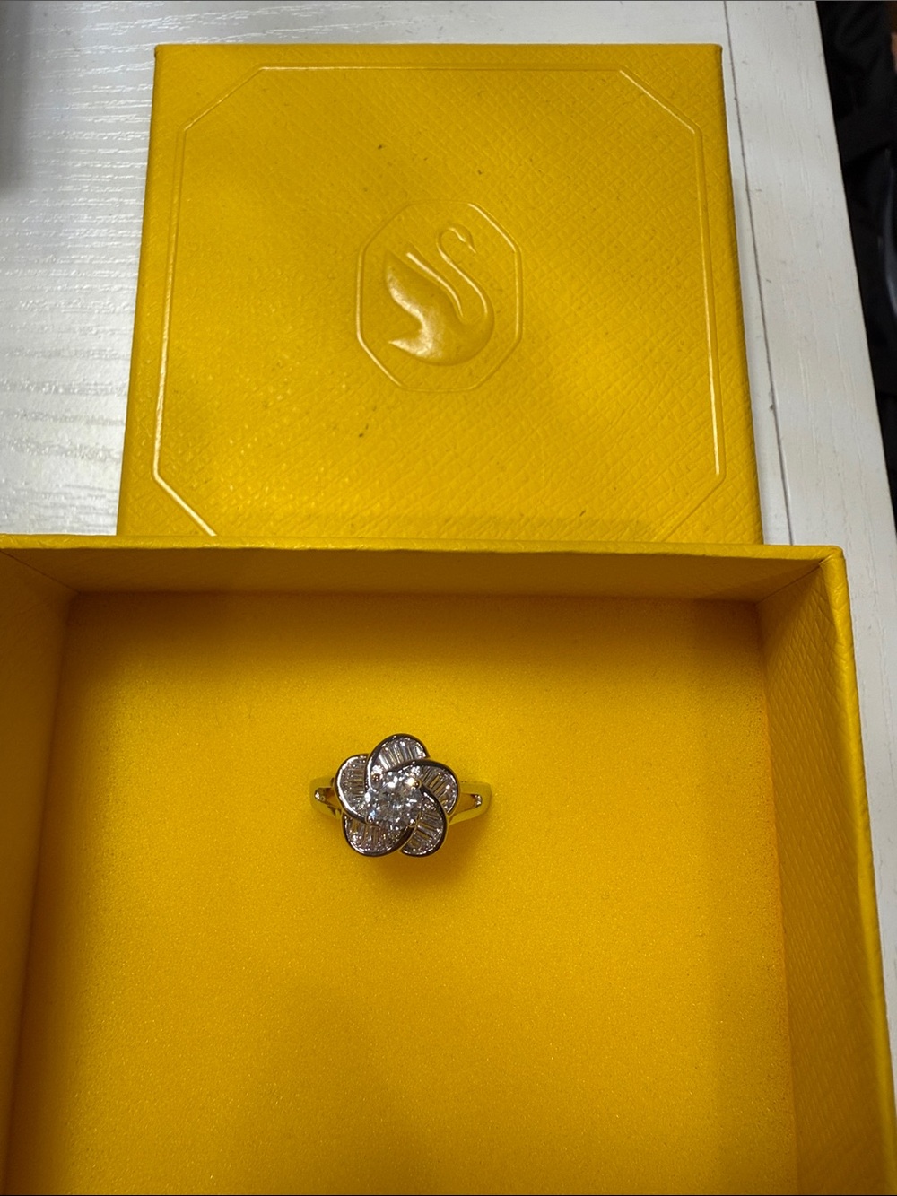 Swarovski Gold Flower Crystal Ring with Clear Stones size 8